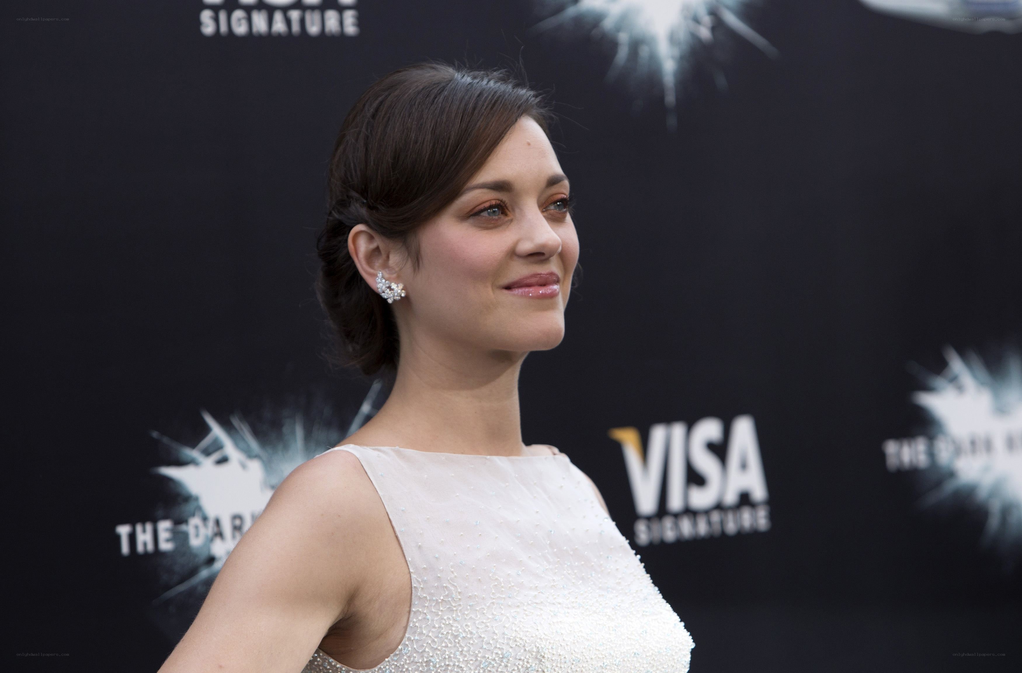 actress at red carpet event