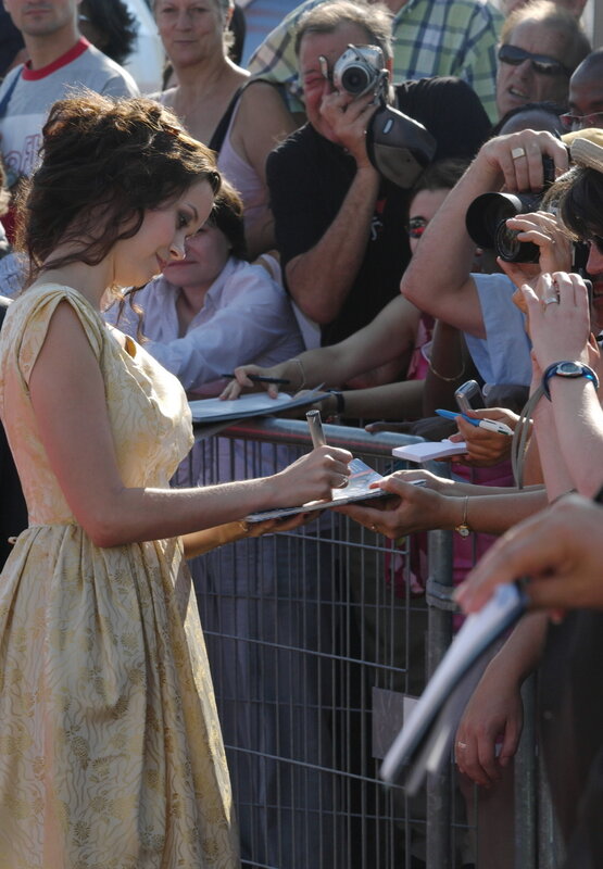actress signing autographs