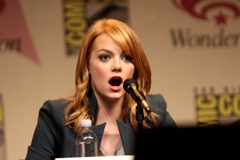 actress speaking at comic-con