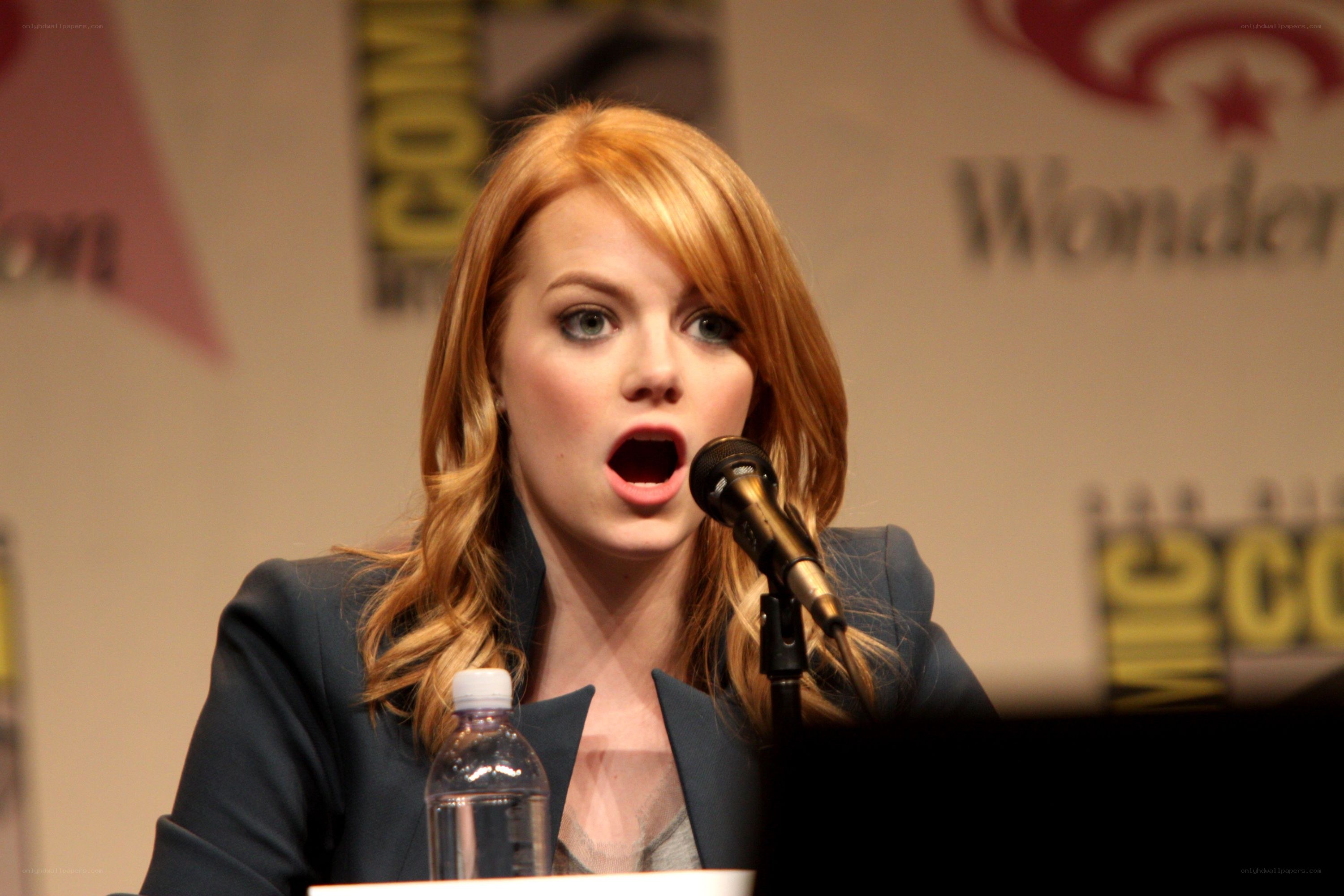actress speaking at comic-con