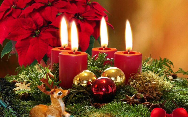 Advent candles with poinsettia