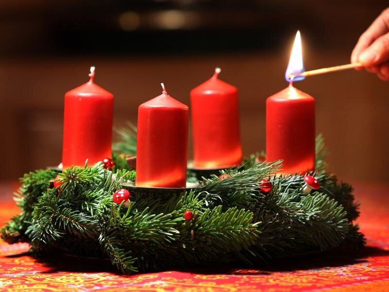 Advent Wreath with Candles — Red, Calm