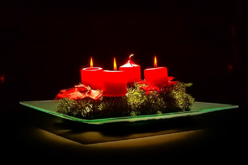 Advent Wreath with Candles — Red, Dramatic