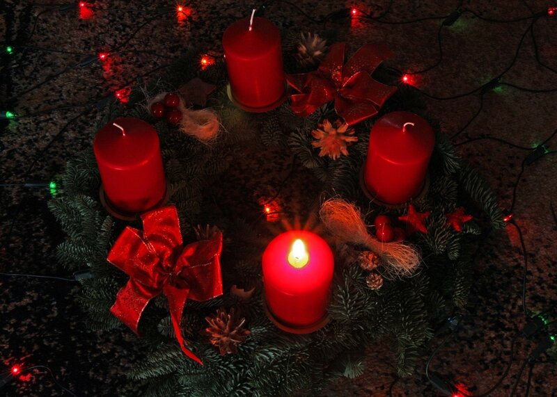 Advent Wreath with Candles — Red