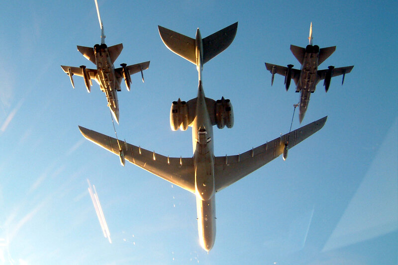Aerial refueling formation flight