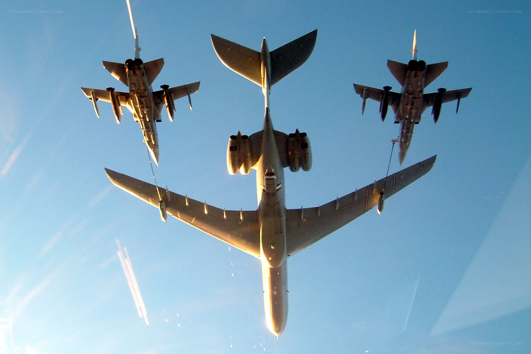 Aerial refueling formation flight