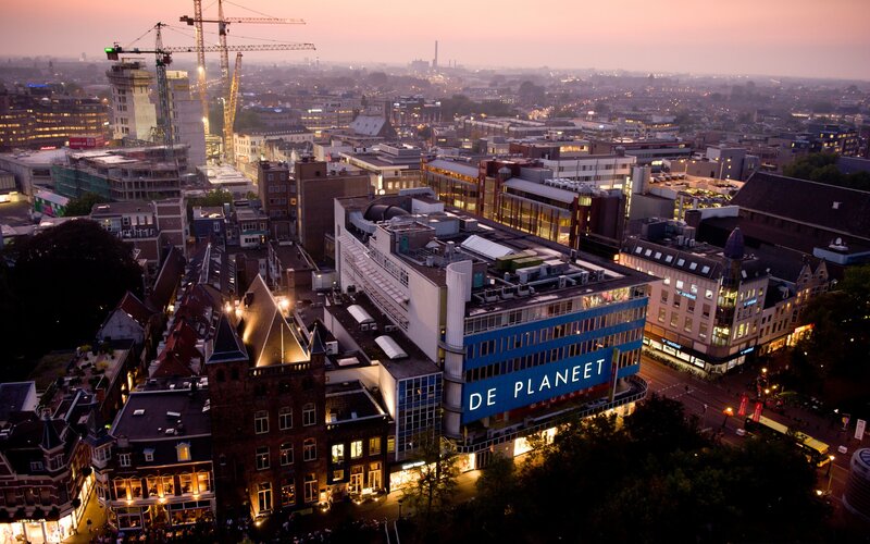 Aerial view of De Planeet at dusk