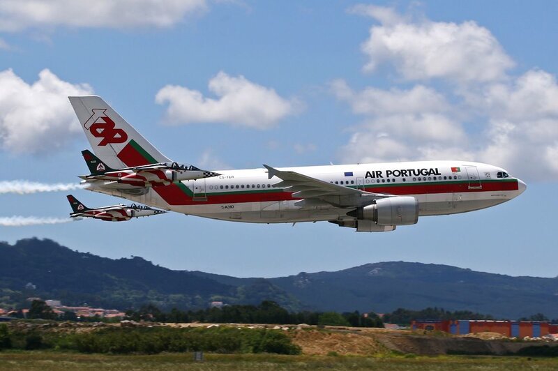 Air Portugal A310 with aerobatic team