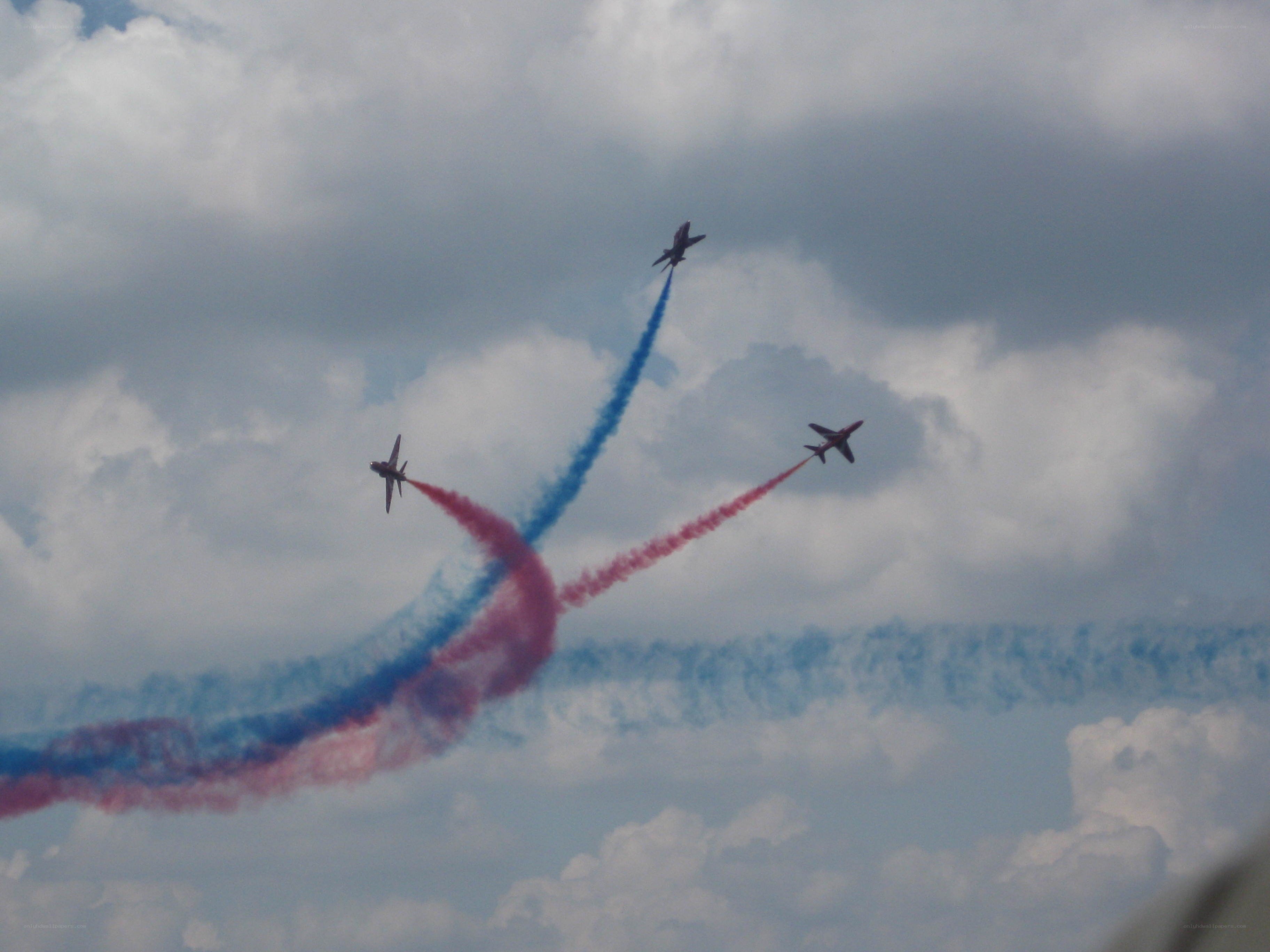 Air show jets with smoke trails