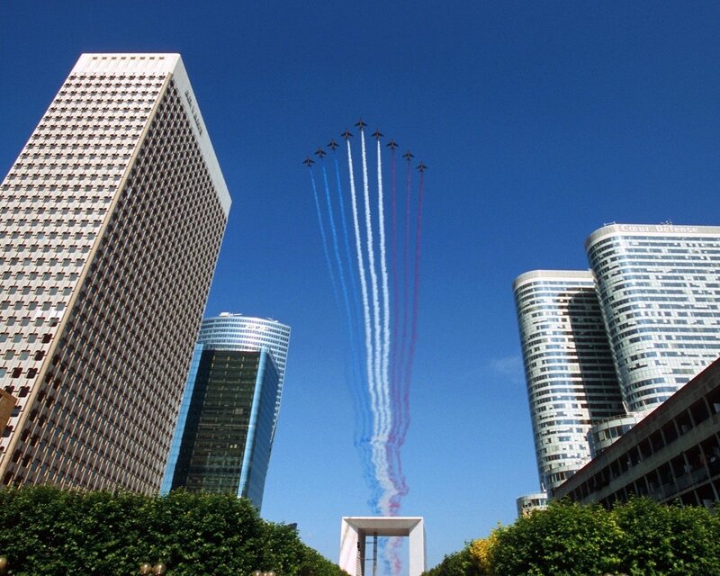 Air show over city skyscrapers