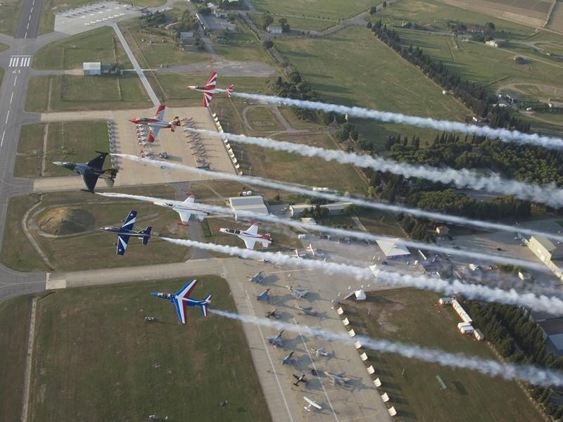 Air show with jet formation
