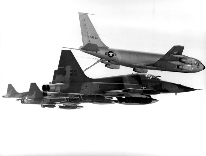 Air-to-air refueling of fighter jets