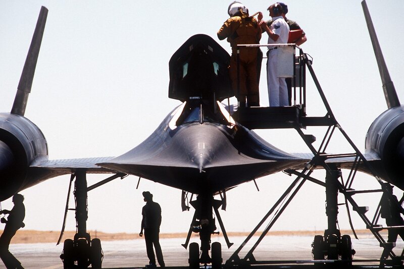 Aircraft maintenance on a fighter jet