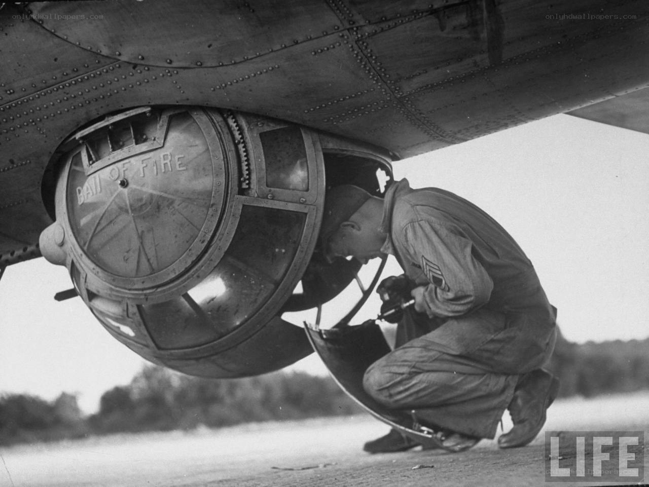 aircraft maintenance on bomber