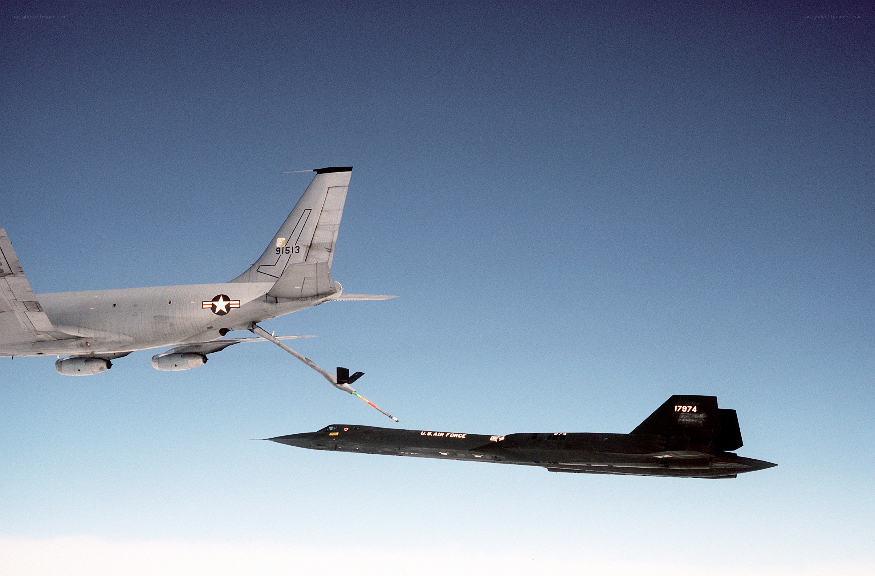 Aircraft refueling in flight