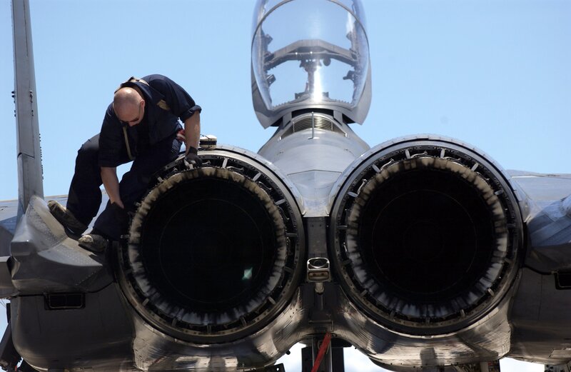 Airplane engine maintenance