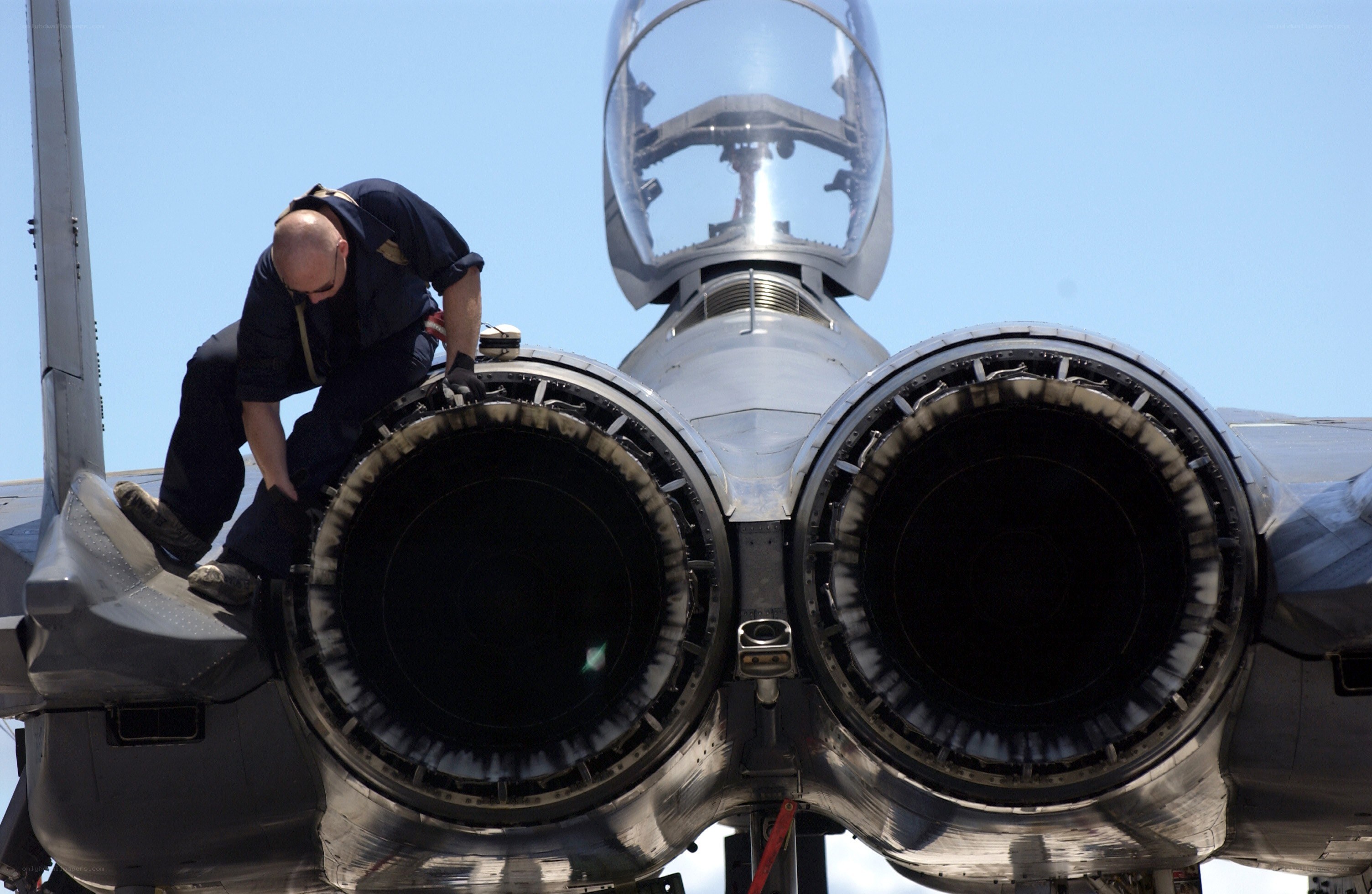 Airplane engine maintenance