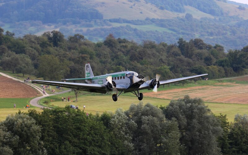 Airplane Flying Low — Green