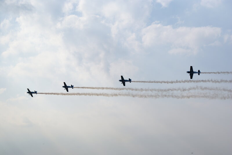 Airplane formation flight