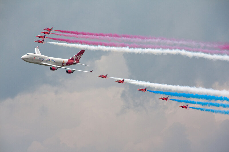 Airplane Formation Flight — White, Dynamic