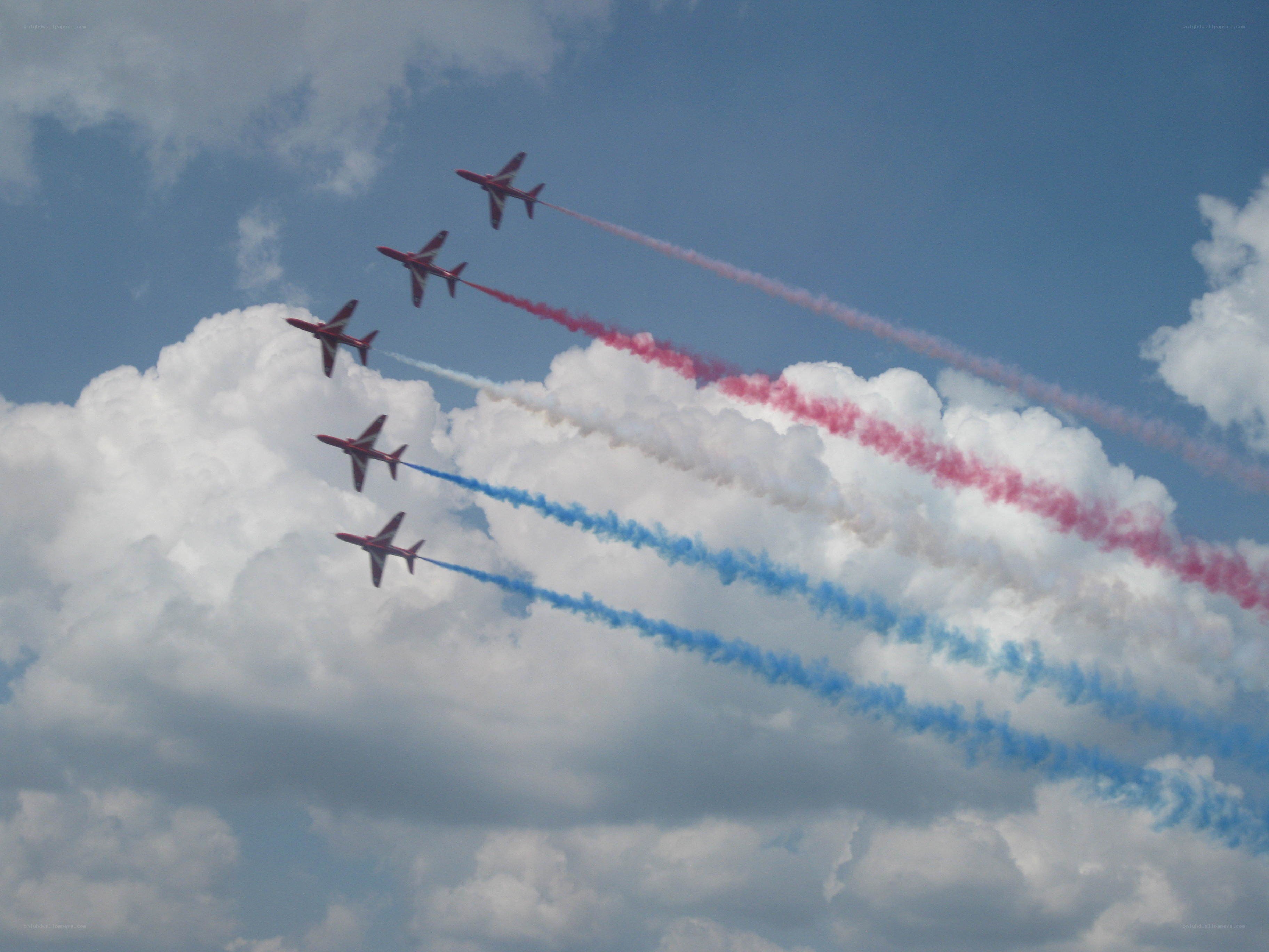 airplane formation with colored smoke