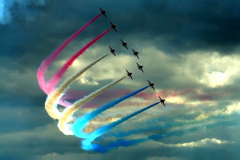 airplane formation with colored smoke