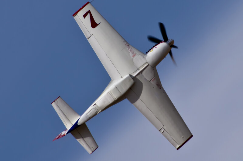 Airplane in Flight — White, Dynamic