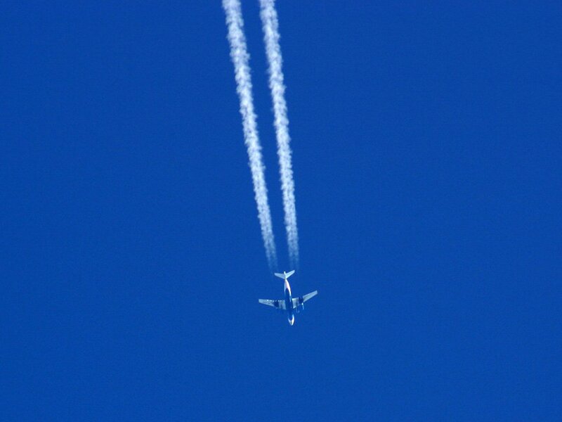 airplane leaving contrails