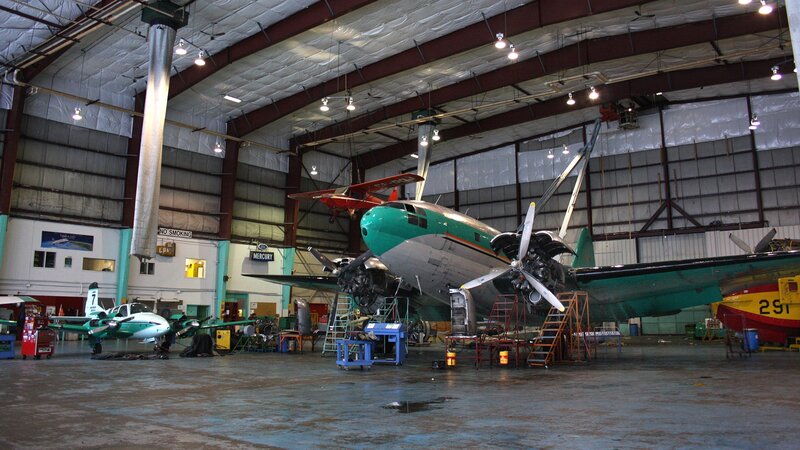 Airplane maintenance in a hangar