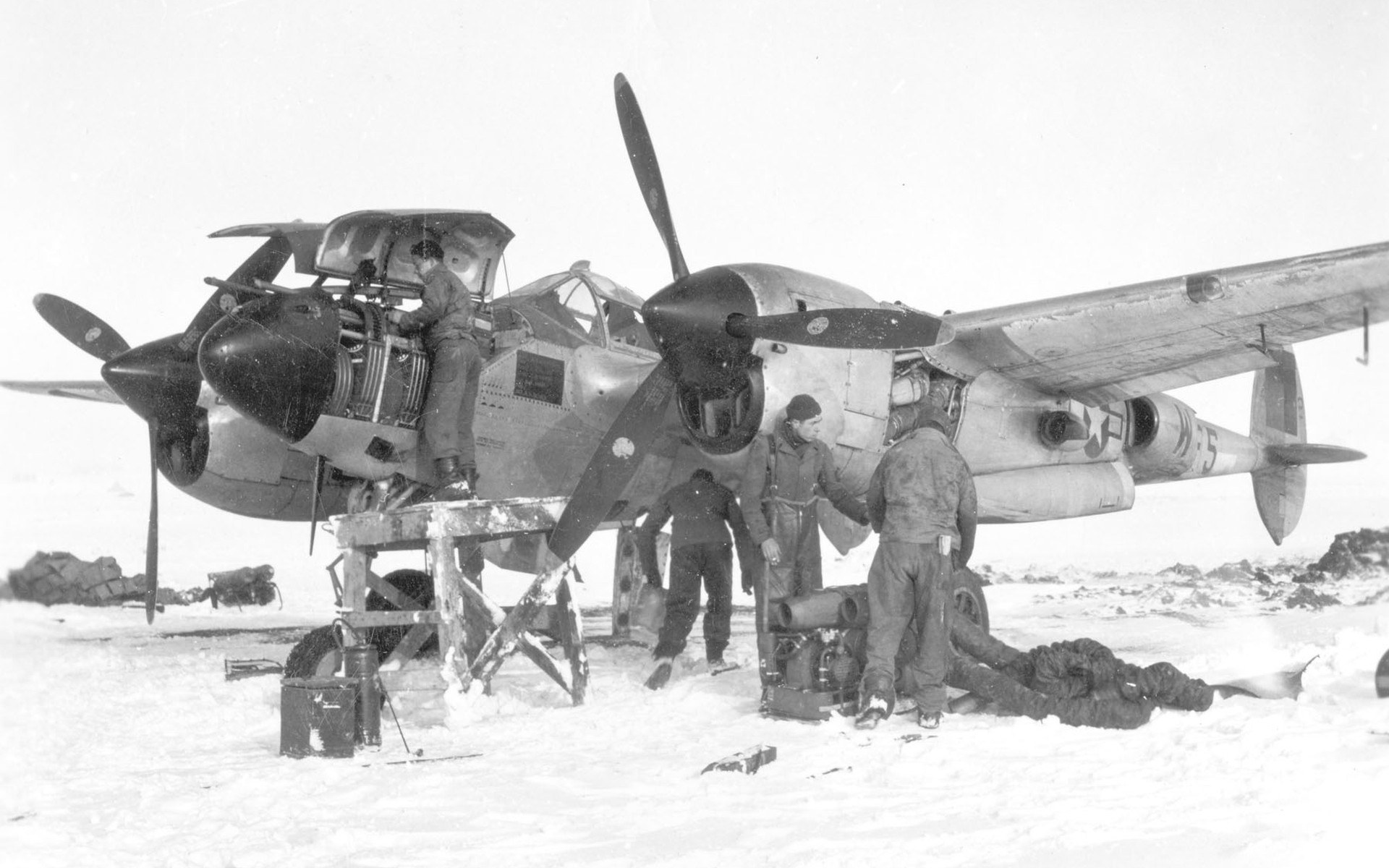 Airplane maintenance in snow