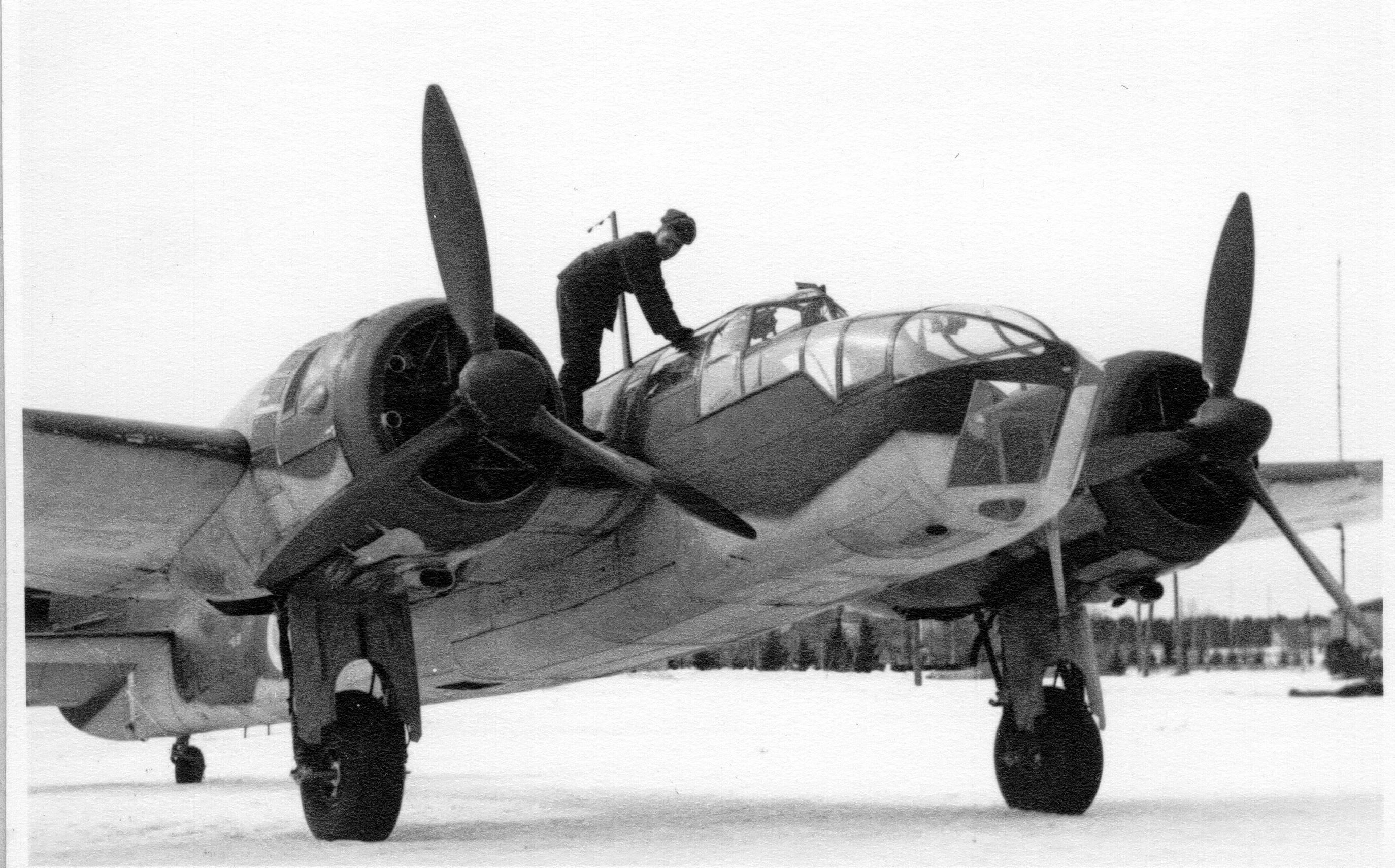 Airplane maintenance in snow