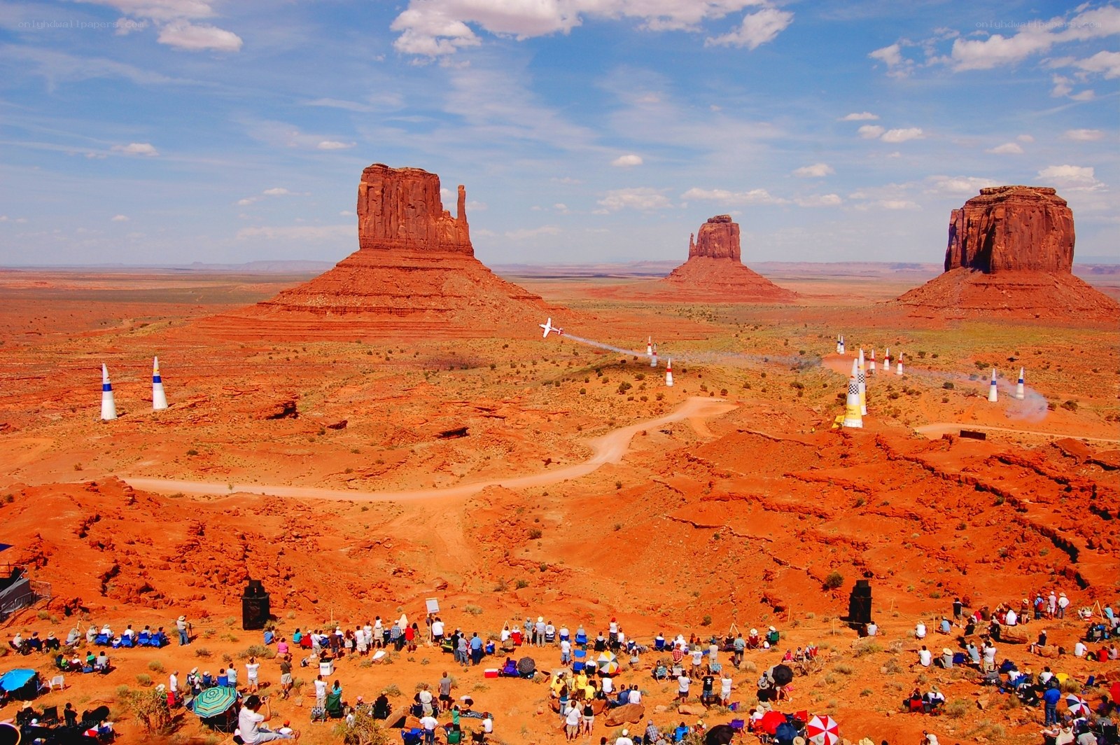 Airplane race in desert