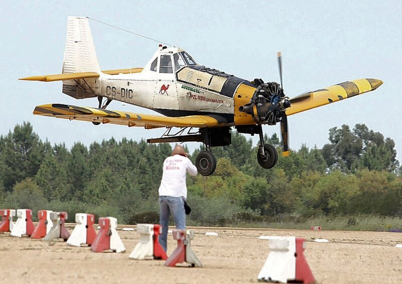 Airplane Taking Off — Yellow, Active