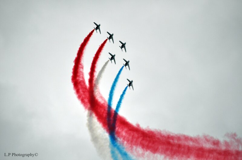 Airplanes in Formation — Red, Dramatic