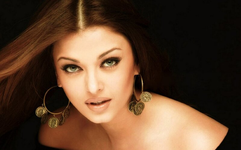 Aishwarya Rai in gold earrings