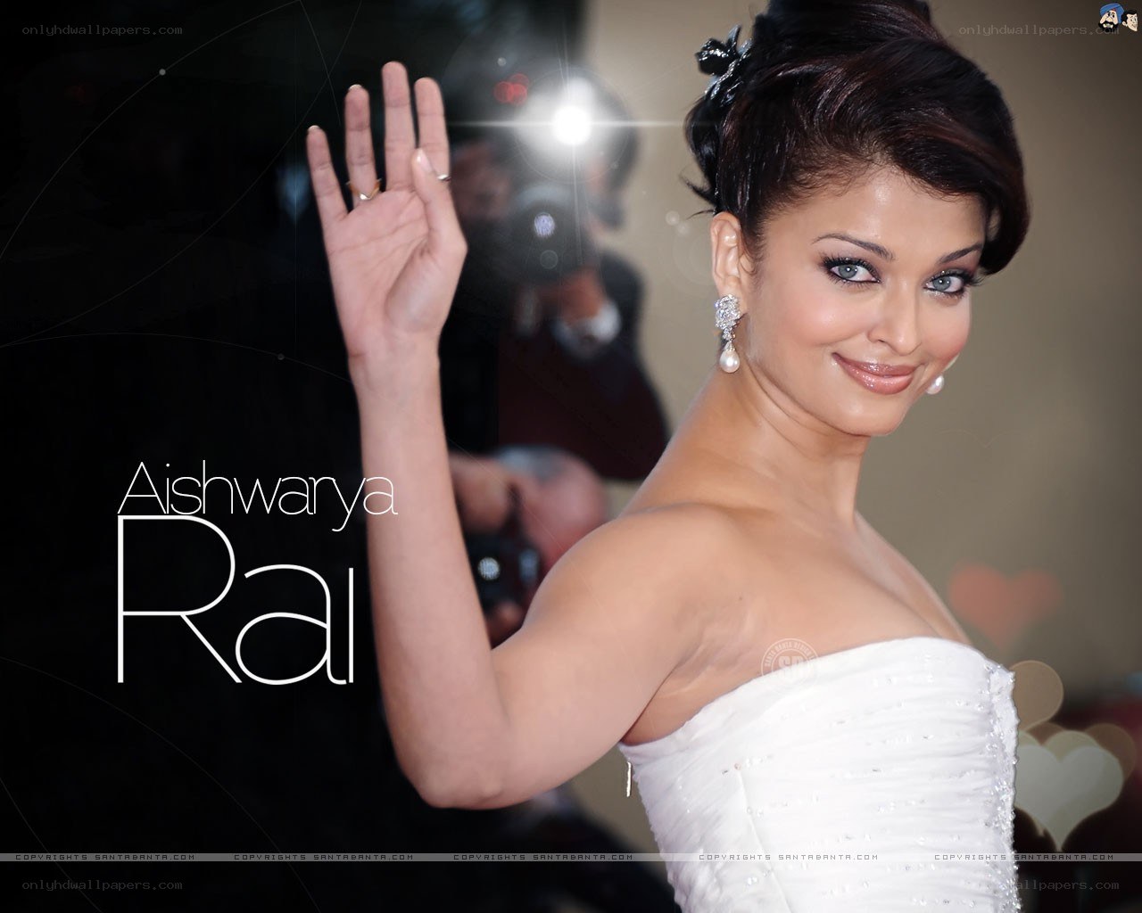 Aishwarya Rai waving
