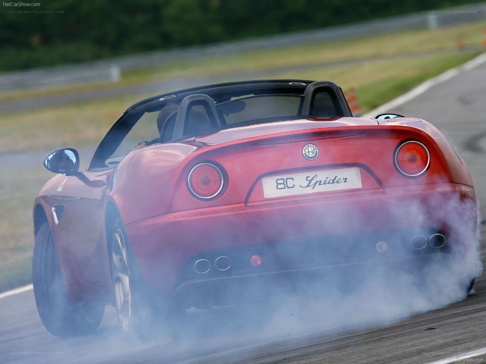Alfa Romeo 8C Spider on track