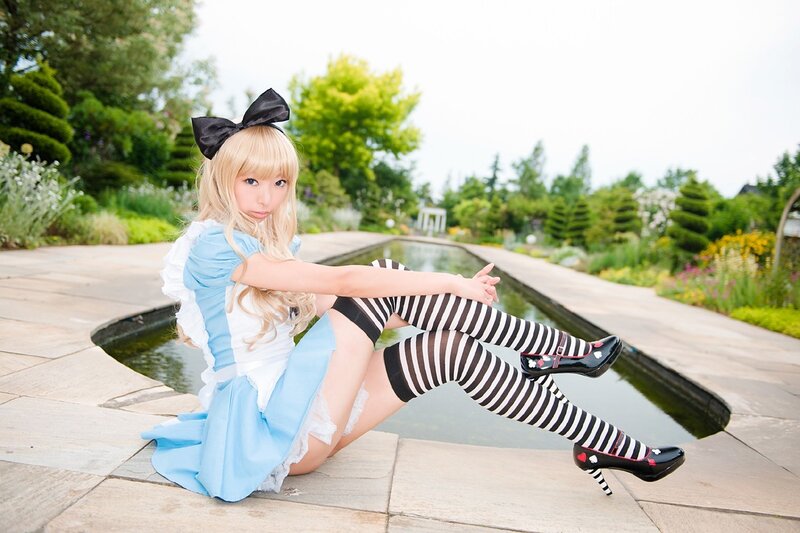 Alice in Wonderland cosplayer