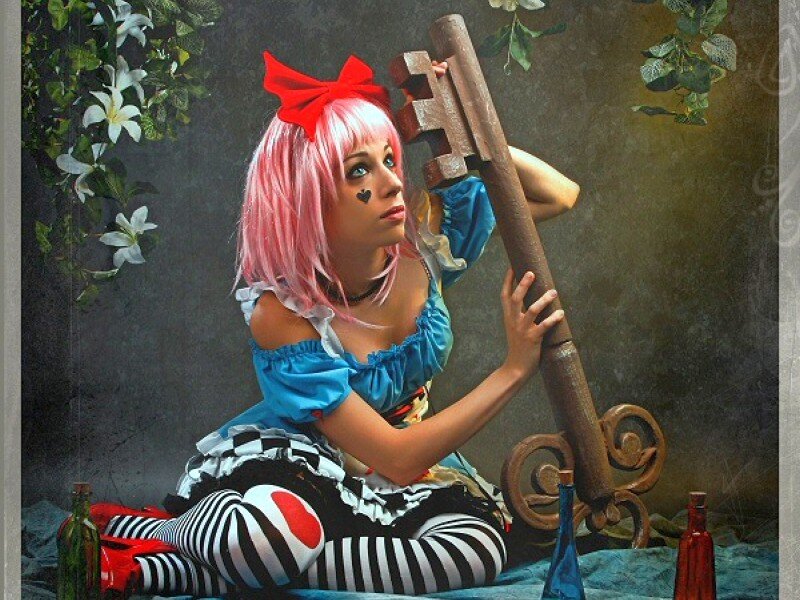 Alice in Wonderland cosplayer