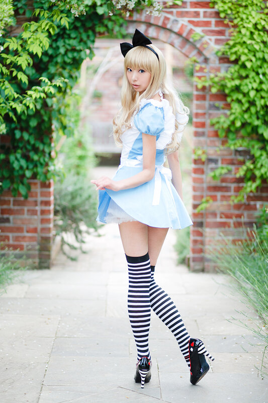 Alice in Wonderland cosplayer