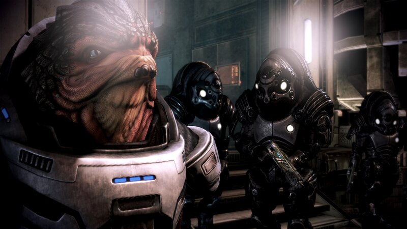 Alien soldier with guards