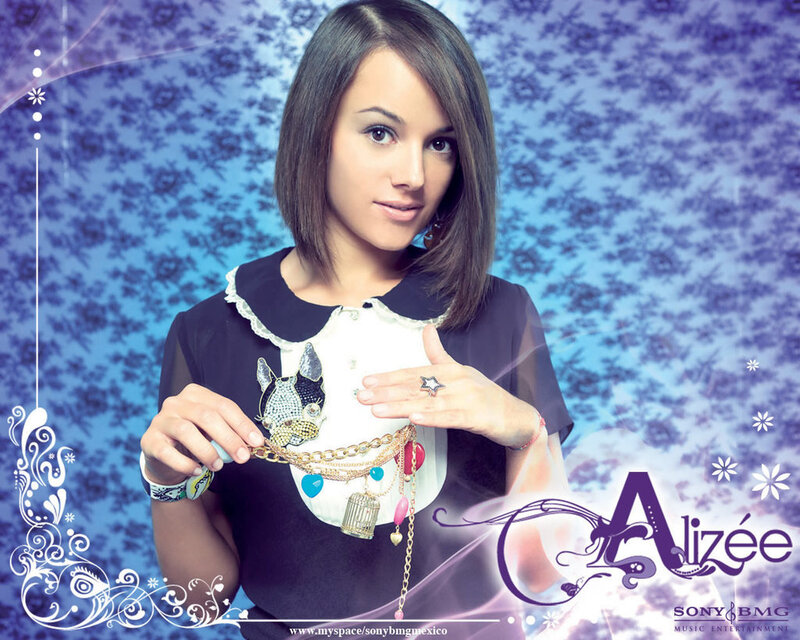 Alizée holding jewelry