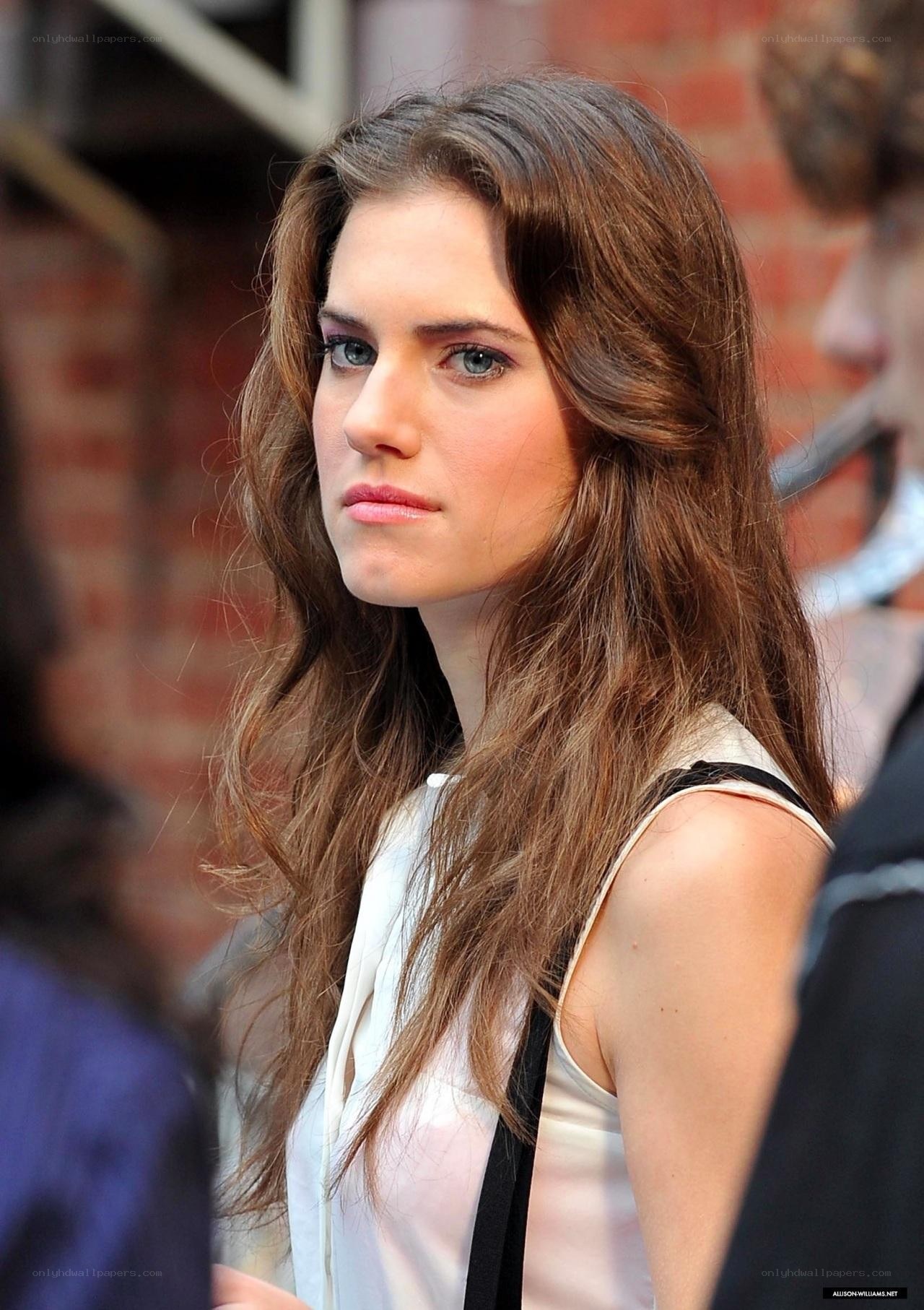 Allison Williams on set
