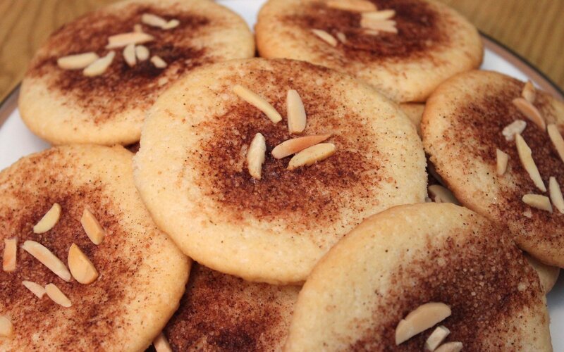 almond cookies with cinnamon