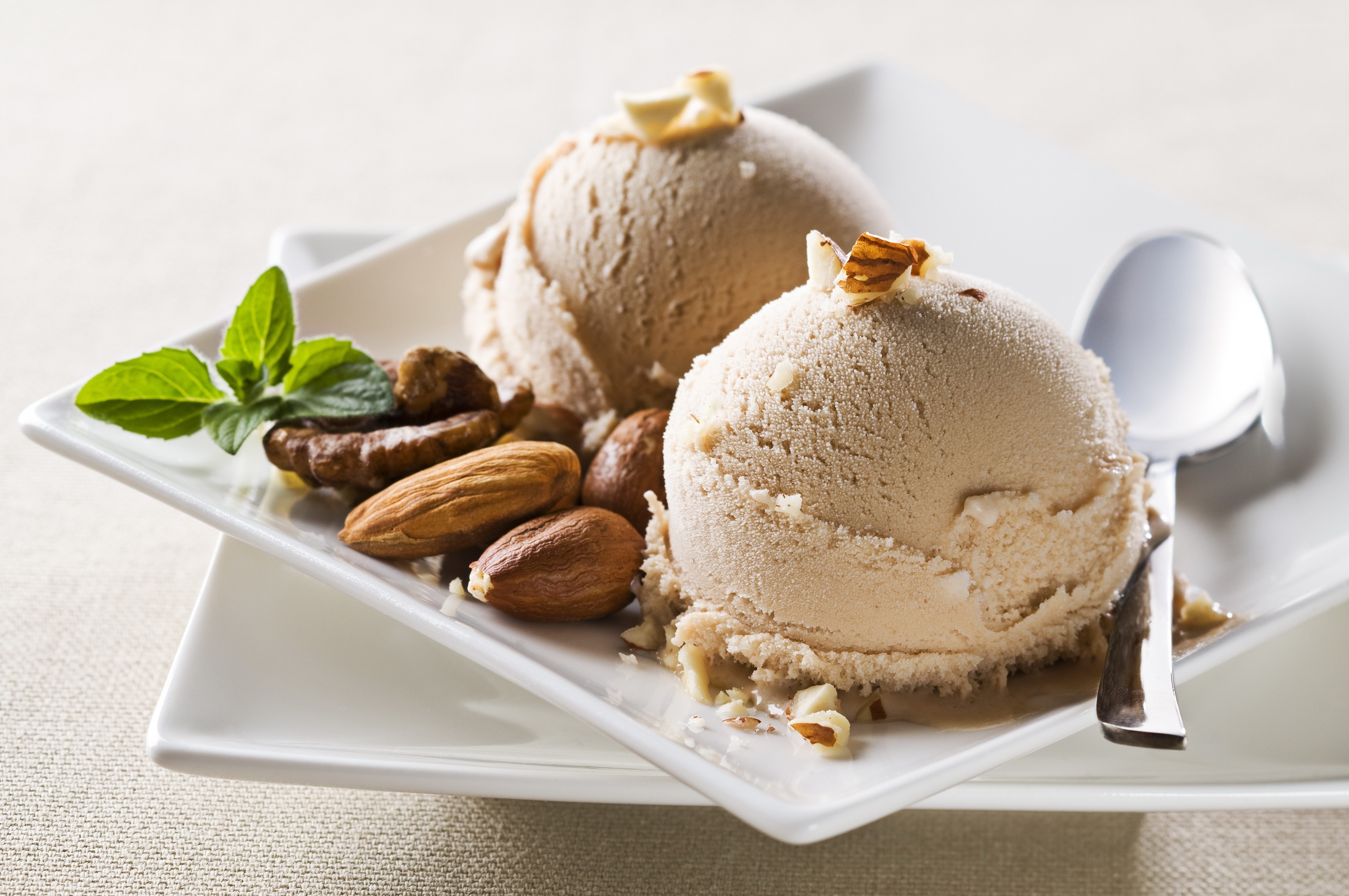 Almond ice cream with nuts