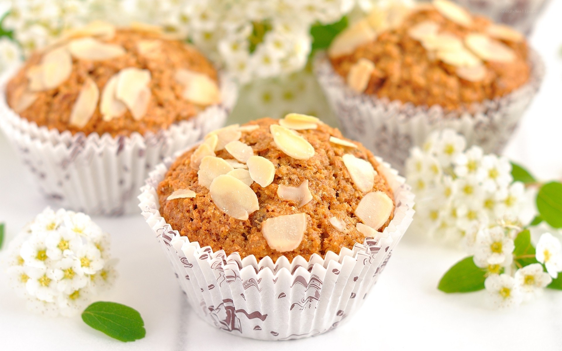 Almond muffins with flowers