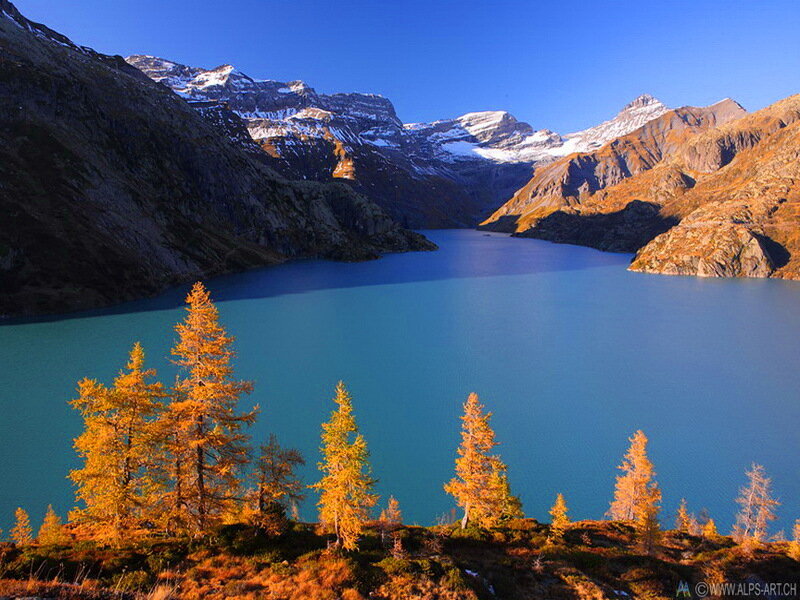 Alpine Lake and Mountains — Blue, Serene, Autumn