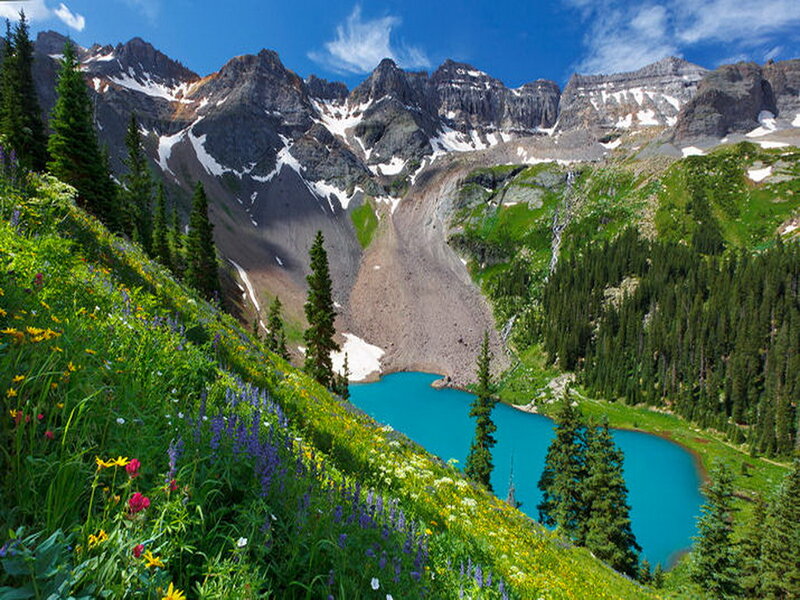 Alpine Lake in Mountain Valley — Blue, Serene