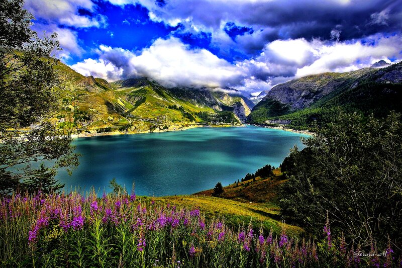 Alpine Lake in Valley — Blue, Dramatic