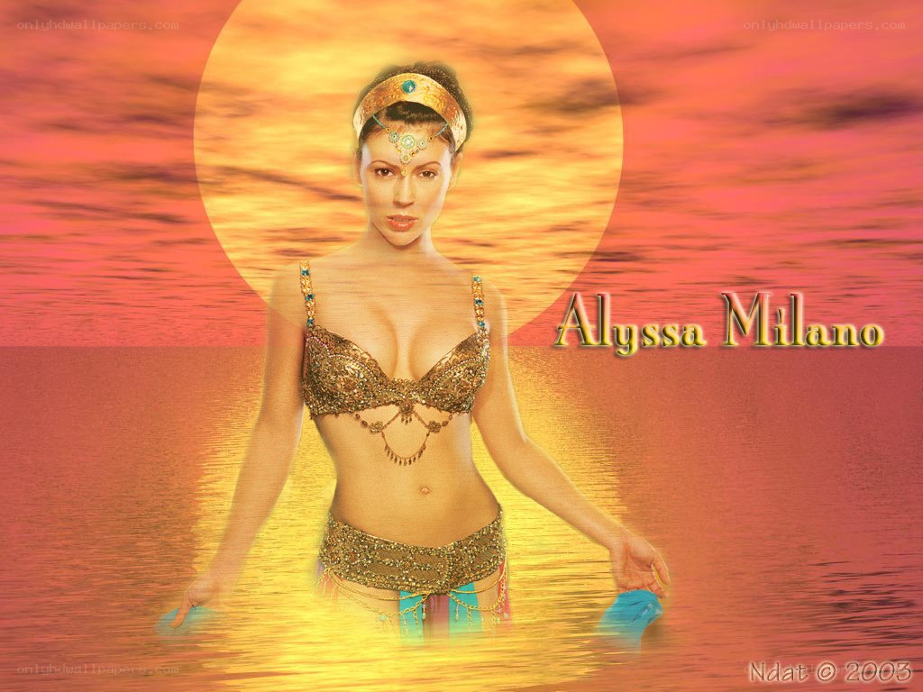 Alyssa Milano in costume